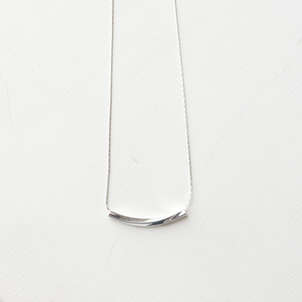 The Modern Curve Solitaire Necklace