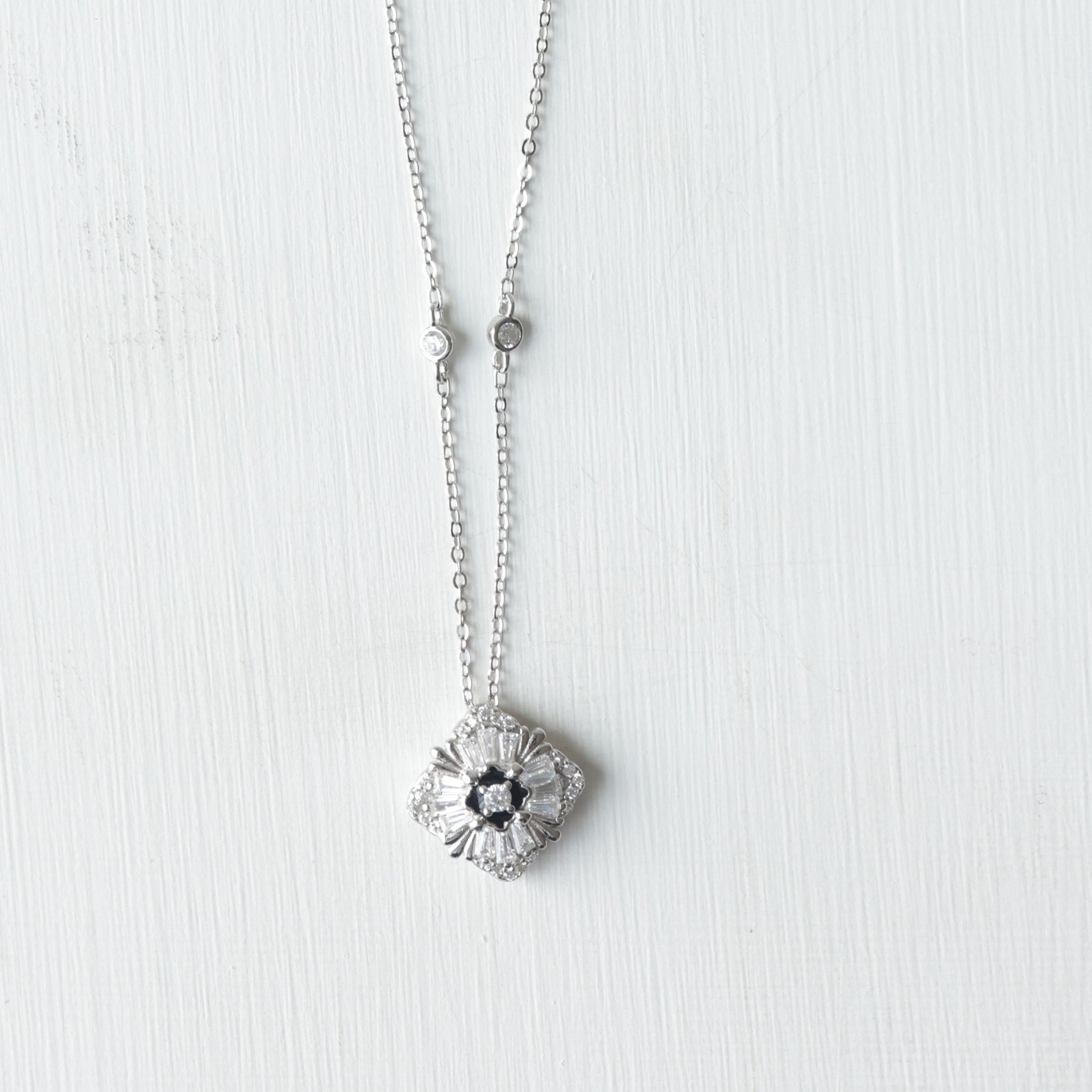 The Vintage Diamond-Shape Station Chain