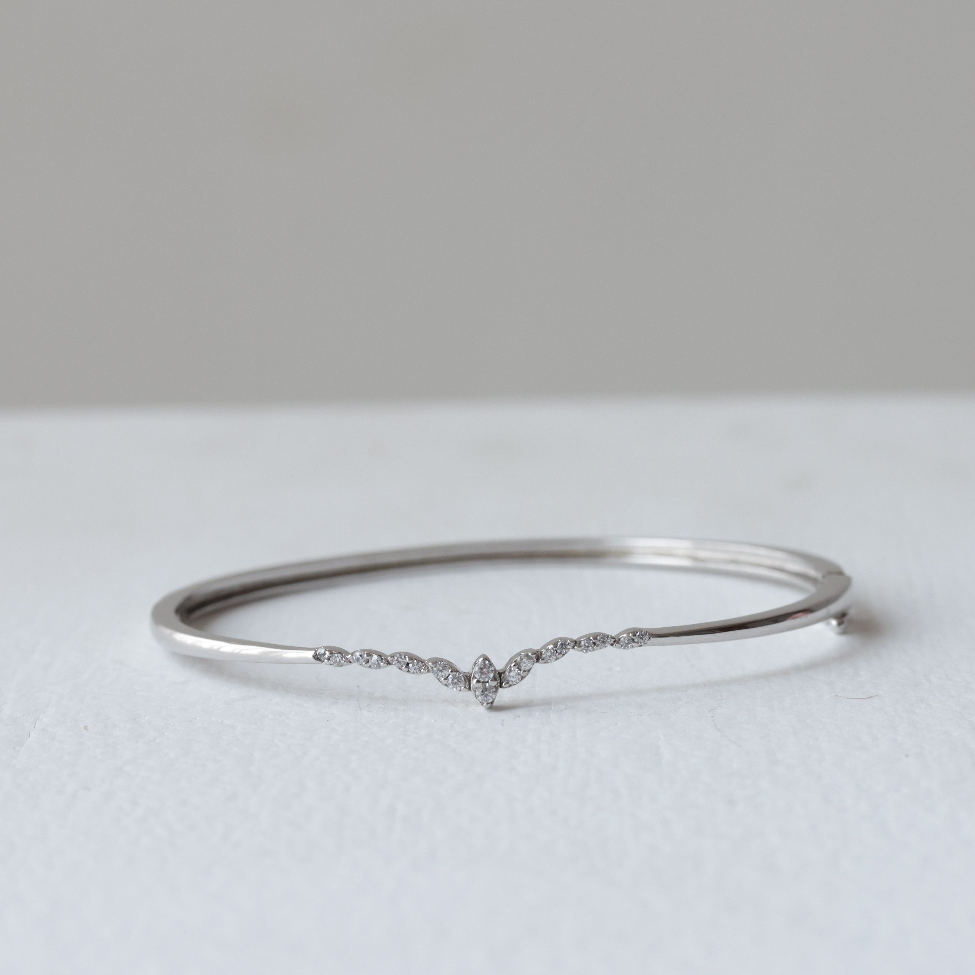 Elegant V-Dip 92.5 Silver Kada