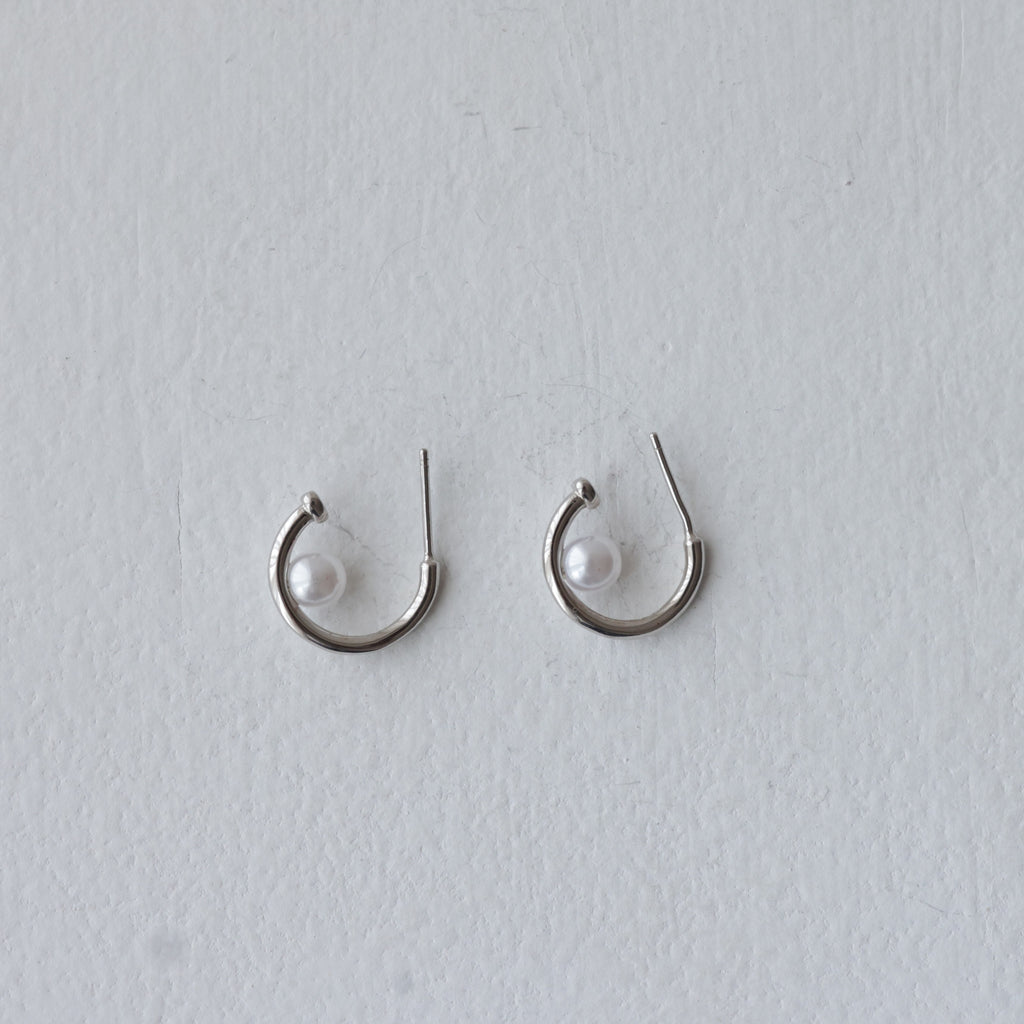 The Pearl Floating Hoop 92.5 Silver Studs