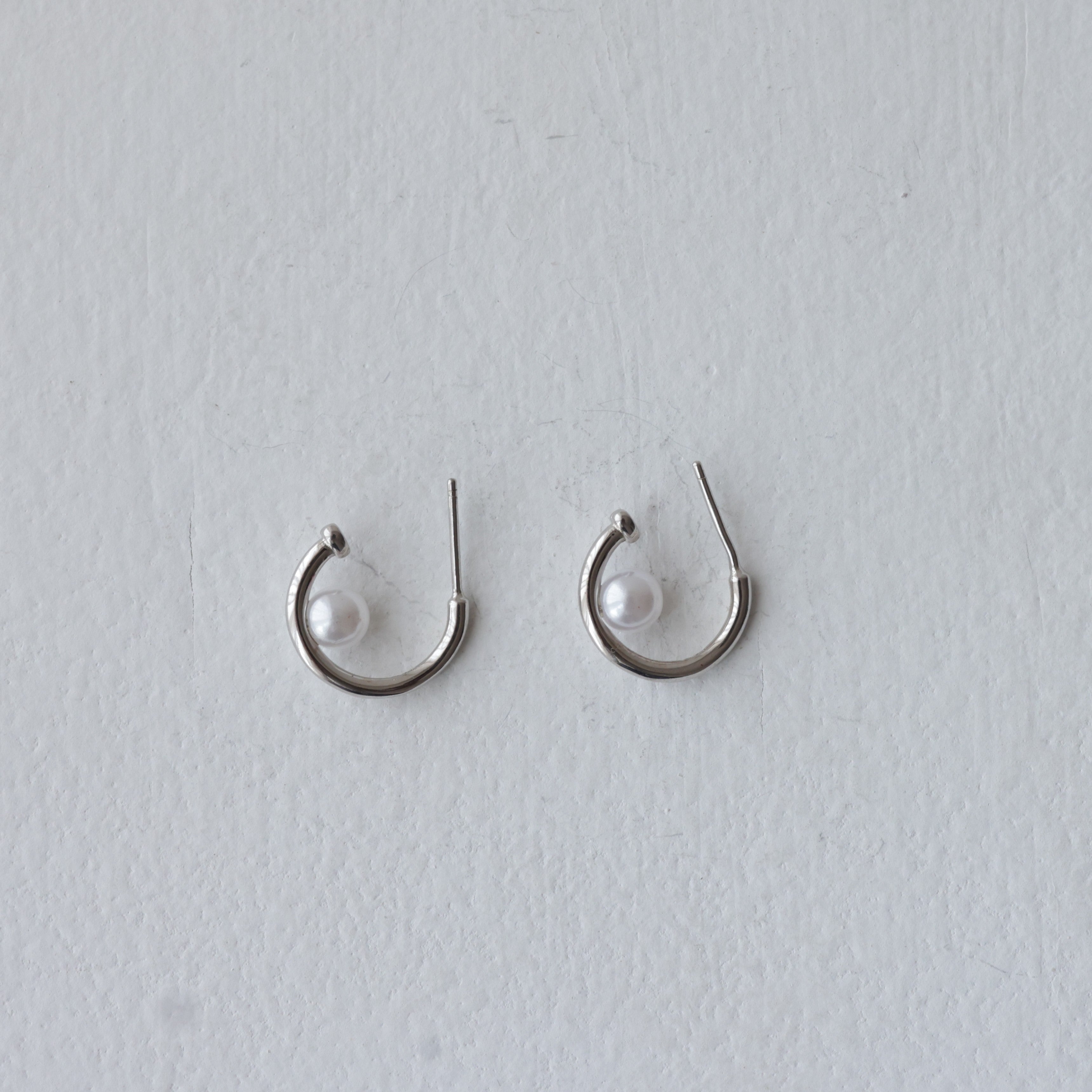 The Pearl Floating Hoop 92.5 Silver Studs