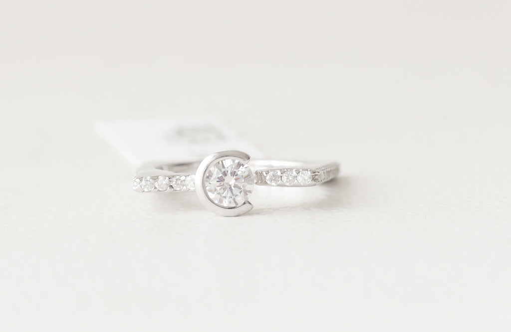 The Vega Geometric Solitaire Ring