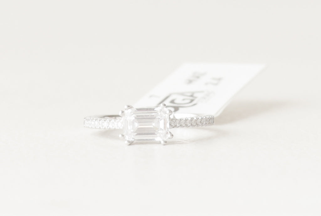 The Vega Classic Emerald Solitaire