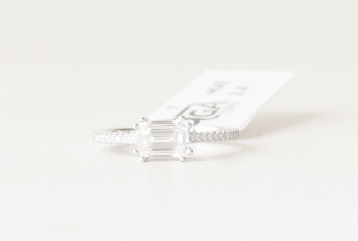 The Vega Classic Emerald Solitaire