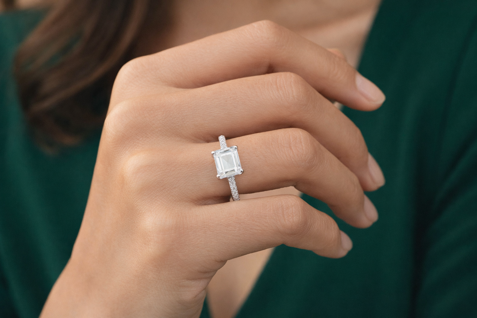 The Vega Classic Emerald Solitaire