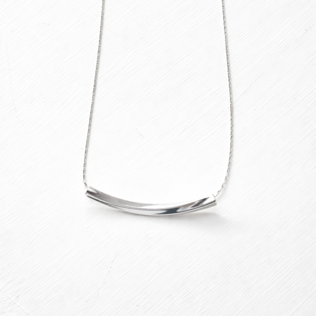 The Modern Curve Solitaire Necklace
