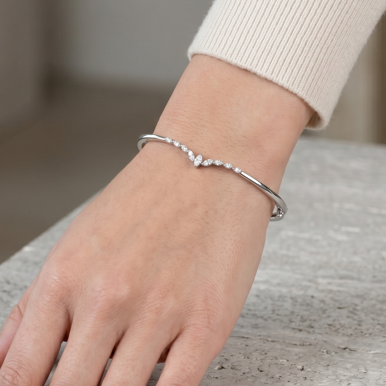 Elegant V-Dip 92.5 Silver Kada